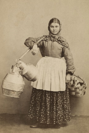 Вильям Каррик.
Продавщица молока (охтенка).
Санкт-Петербург.
1860-е.
Альбуминовый отпечаток