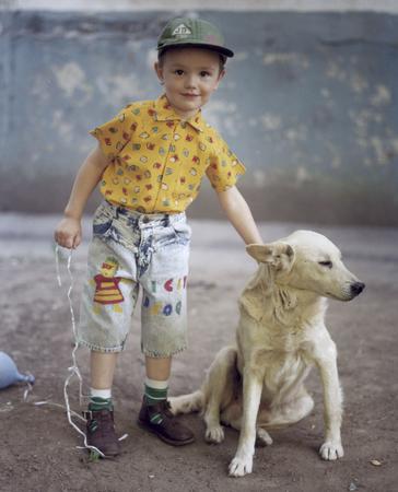 Анне Хямяляйнен.
Мальчик с собакой. 
1999. 
Частное собрание, Финляндия
