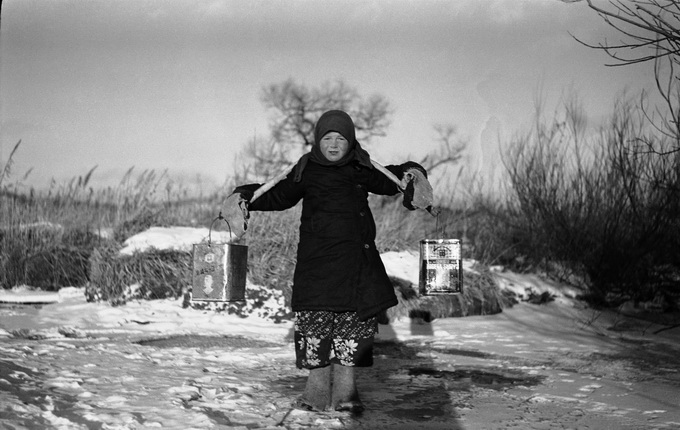 Yamazoe Saburo.
Solomonida Kustova (Solonka) carrying water from the stream.
Romanovka village, Manchuria.
1938–41.
Arseniev State Museum of Primorsky Region in Vladivostok
