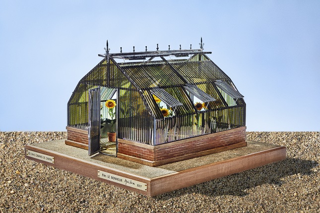 Shack of Happiness. Model by Agnès Varda (2017). From the ‘Cinema Shacks » series.
The greenhouse: metal structure covered with Super-8 film from the film ‘Le Bonheur’ (1964), miniature sunflowers in pots, various elements, interior lighting with switch.
Courtesy of the artist and Galerie Nathalie Obadia, Paris/Brussels © Agnès Varda