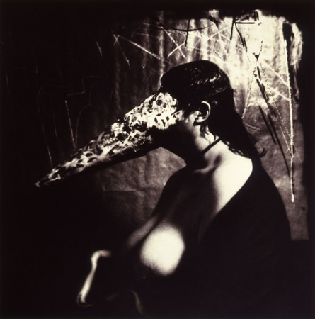 Джоэль-Питер Уиткин.
Женщина, кормящая грудью угря. 
1979. 
Собрание галереи Baudoin Lebon, Париж