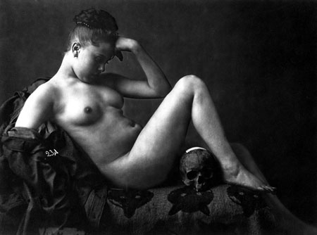 Unknown author.
Model With a Skull. 
1900
