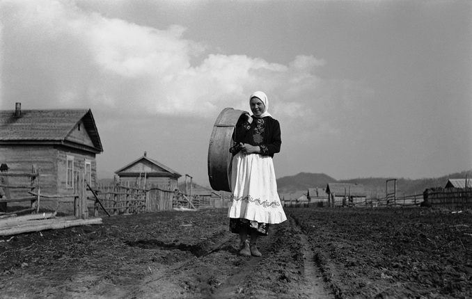 Yamazoe Saburo.
Aksinia Ponosova carrying a sieve for sifting seeds.
Romanovka village, Manchuria.
1938–41.
Arseniev State Museum of Primorsky Region in Vladivostok