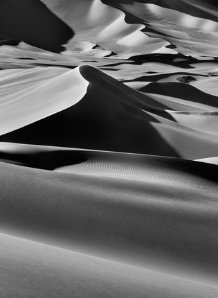 Large sand dunes between Albrg and Tin Merzouga, Tadrart. 
South of Djanet. Algeria. 2009.
Photograph by Sebastião SALGADO / Amazonas images