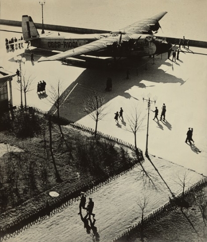 Emmanuil  Evzerikhin.
Pravda aircraft from the Maxim Gorky Agitational Squadron on Pushkinskaya Embankment
1940—1941 
Gelatin silver print by the artist
Borodulin Collection