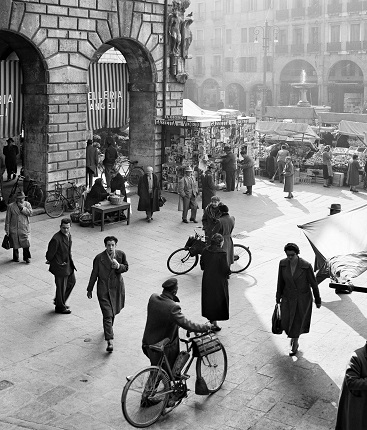 Элио Чиол.
Пешеходы на площади.
Падуя, 1954.
© Элио Чиол