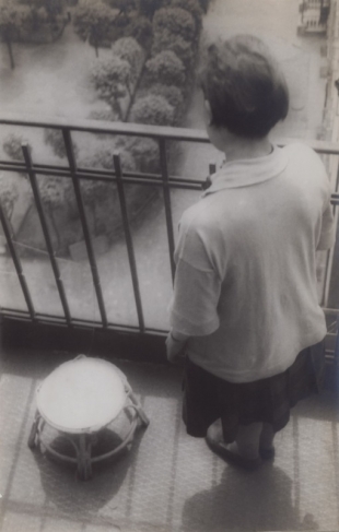 Alexander Rodchenko.
Stepanova on the balcony. 1928.
Artist print.
Collection of the Moscow House of Photography Museum.
© A. Rodchenko – V. Stepanova Archive. 
© Moscow House of Photography Museum