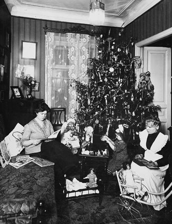 Karl Bulla.
Christmas-tree in Bourgeois Family. St.-Petersburg. 
1912. 
Collection of the gallery “Tondo”
