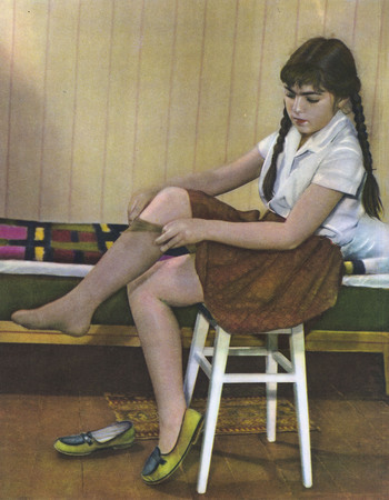 Из серии «Катя и Коля дома и в школе». 
Советская постановочная фотография 1960-х годов. 
Частное собрание