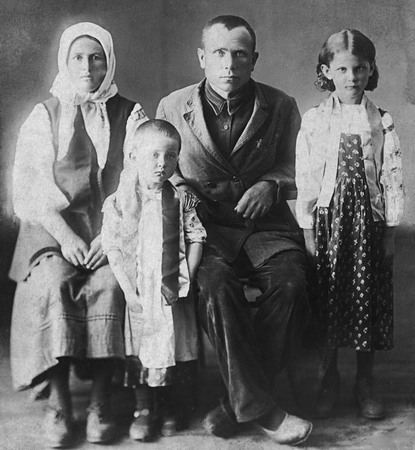 Неизвестный автор.
Кузьма Олиференко с семьей. 
Конец 1910-х.
Собрание Лидии Лыхач