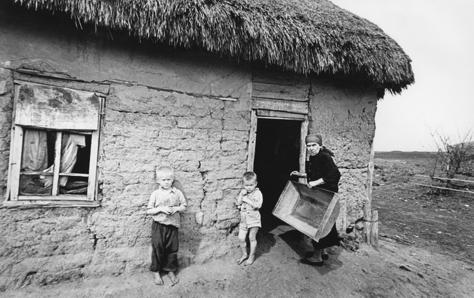 Victor Ershov.
Hovel. From the series ‘Village’, 1970s.
Author's silver gelatin print.
Collection of Y. Rybchinsky / Gift of Galina Ershova