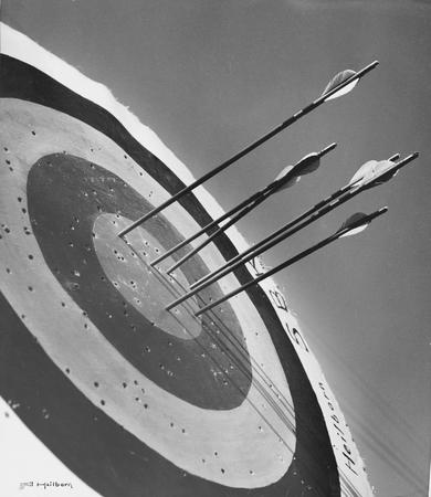 Emil Haleborn.
Six golden arrows, Stockholm 1936. All the arrows are golden, the distance of 60 yards. Emil Haleborn is shooting. 
1936. 
© The family of the author