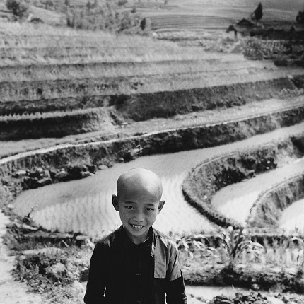 Agnès Varda.
The child in front of a rice plantation near Chongqing.
China, 1957. From the series «China».
Courtesy of the artist and Galerie Nathalie Obadia, Paris/Brussels © Agnès Varda