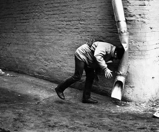 Vasily Shaposhnikov / Kommersant.
The man ran into a run with
drain pipe. 12.03.1994. Russia,
Moscow
