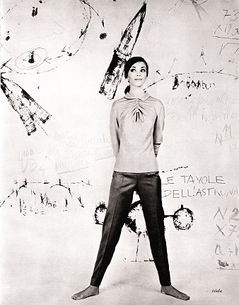 Johnny Moncada, garment Luisa Spagnoli, backdrop of Gastone Novelli and Achille Perilli, autumn - winter 1960-1961
© Johnny Moncada Archive