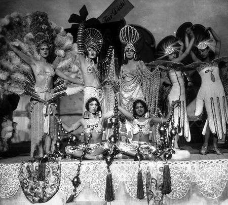 Zander, Labisch.
Revue “For you”. 
1924. 
Scene “ Mari Birth Day. A feast”. “Tiller Girls”. Suits and scenography: Ernest Stern