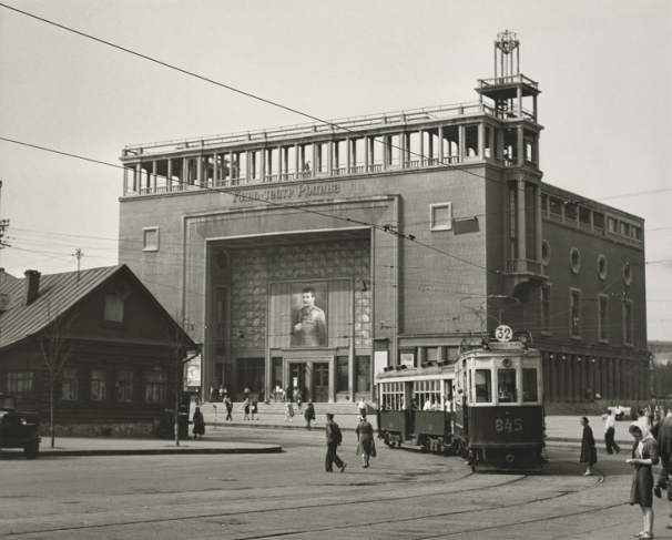 Emmanuil  Evzerikhin. 
Rodina Cinema at the Semyonovskaya metro station
Moscow, second half of the 1940s. 
Gelatin silver print from original negative.
Collection of the Multimedia Art Museum, Moscow.