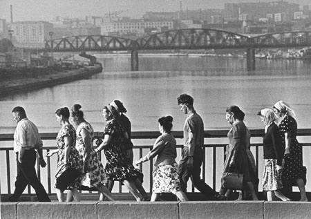 Виктор Ахломов.
Москва. Мост. 
1970. 
Собрание Московского Дома фотографии