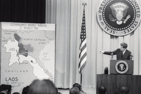 Корнелл Капа.
Жаклин Кеннеди и Джон Ф.Кеннеди младший на территории Белого дома. 
Март 1961