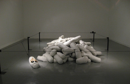 Аннетт Мессаже.
Загон для марионетки. 
2005. 
Вид выставки «The messengers», Национальный музей современного искусства, Сеул, Корея, 2008