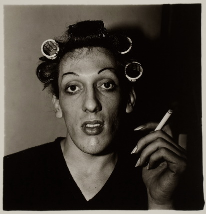 Arbus, Diane.
A young man in curlers dressing up for an annual dragball.
USA, 1966.
Silver gelatin print.
Courtesy of WestLicht, Museum for Photography, Vienna