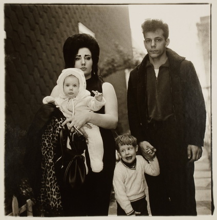 Arbus, Diane.
A young family in Brooklyn going for a Sunday outing.
USA, 1966.
Silver gelatin print.
Courtesy of WestLicht, Museum for Photography, Vienna