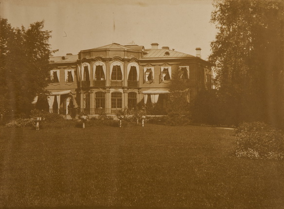 Ivan Bianchi.
Mansion in a park.
Probably the dacha of Count Sergei Lanskoy, situated northwest of St. Petersburg between Chornaya Rechka and the road to Vyborg.
Albumen print, 1853.
© Jean Olaniszyn, Archivio Ivan Bianchi