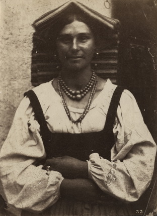 Джакомо Канева.
Портрет девушки в традиционном итальянском костюме.
1850-е.
Альбуминовый отпечаток