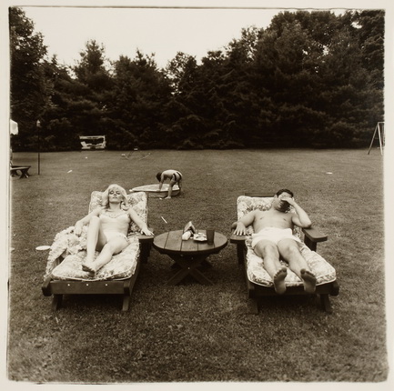 Диана Арбус.
Семья воскресным днем отдыхает на газоне в Вестчестере. Июнь, 1968.
Серебряно-желатиновый отпечаток.
Предоставлено фотомузеем WestLicht, Вена