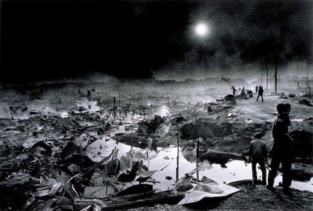Christine Spengler.
Bombardment Fnom Pen Kambodzha. 
1974