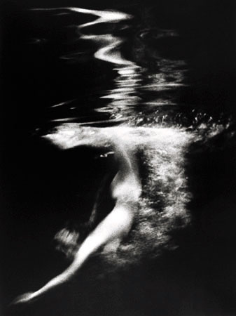 Lillian Bassman.
Water Miracle, New York.
Harper’s Bazaar. 
1959. 
© Lillian Bassman, Hovard Grinberg gallery, New-York