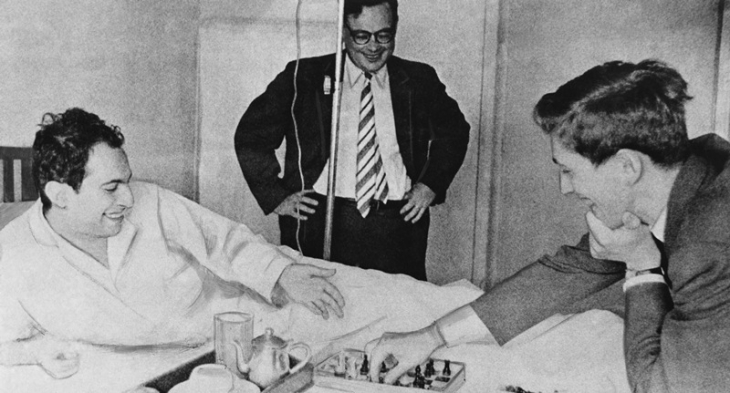 Unknown artist.
Fischer visits Tal’ at the hospital. The tournament of applicants on Curacao island formed poorly for both champions. Mikhail Tal retired due to illness. Young Bobby Fischer accused three of Soviet participants (Petrosian, Geller and Keres) in ‘Russian collusion’. Fischer thought they consciously did not fight between themselves, in order to facilitate their passage of tournament distance. The experts found that Fischer’s claims were perfectly fair. Curaçao, 1962
