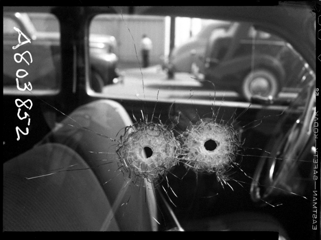 Неизвестный автор.
Крупный план пулевых отверстий в окне автомобиля Атти. Убийство.
10.10.1942.
Серебряно-желатиновый отпечаток.
Предоставлено Фототекой Лос-Анджелеса