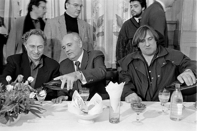 Eddie Opp / Kommersant. Ex-President of the USSR Mikhail Gorbachev (in
center) treats popular in Russia
French movie stars Pierre Richard
(left) and Gerard Depardieu (right) at the
reception in the Gorbachev Foundation in honor of their
arrival in Moscow. 02/09/1993. Russia Moscow