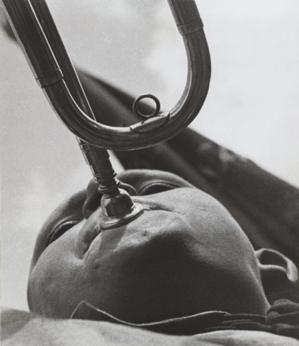 Alexander Rodchenko. 
Pioneer- trumpeter. 1930. 
Artist print. Collection of the Moscow House of Photography Museum. 
© A. Rodchenko – V. Stepanova Archive. 
© Moscow House of Photography Museum