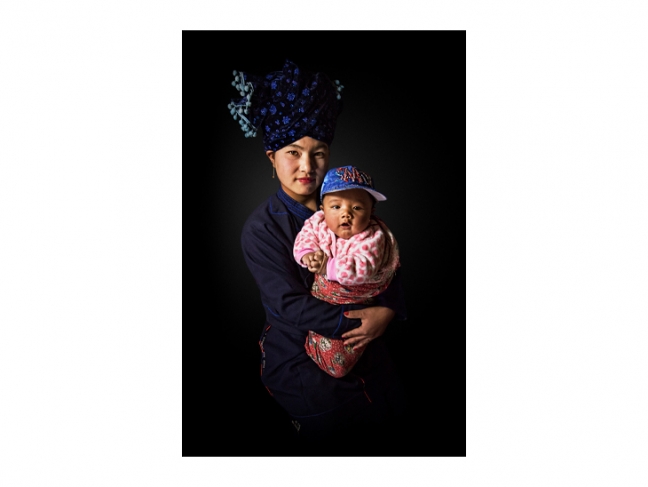 Olga Michi. Portrait of a woman with a child. Pa-O ethnic group. Pinlaung, Myanmar. 2018.
