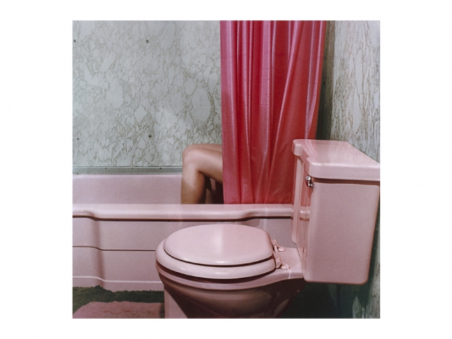 Sandy Skoglund. Knees in tub. From the series “ Reflections in a Mobile Home” © 1977 Sandy Skoglund/
Paci contemporary gallery, Brescia / Porto Cervo, Italy