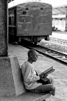 Ян Белински.
Читающая монахиня.
Янгон, Мьянма.
2013.
Архивный пигментный отпечаток на бумаге Fine Art.
Собственность автора