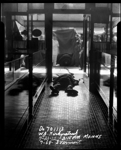 Маннз.
Вермонт стрит, 768.
Мертвое тело в выложенном плиткой коридоре, где на заднем фоне полицейские поднимают простыню.
23.07.1932.
Серебряно-желатиновый отпечаток.
Предоставлено Фототекой Лос-Анджелеса