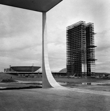 Марсель Готеро.
Строительство здания Национального конгресса. 
Ок.1958-1960. 
Собрание Moreira Salles Institute, Бразилия
