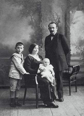 Studio of B.Podolski and M.Zuev. Portrait of Kharbin Family. 
1914. 
Collection of the Moscow House of Photography