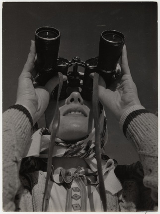 André Steiner.
Watching through binoculars, 1930s.
Silver bromide-gelatin print.
© Nicole Bajolet-Steiner