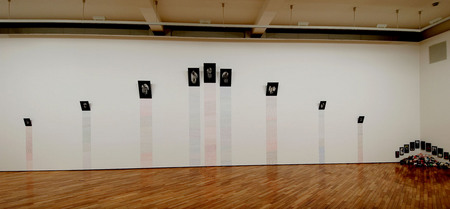 Аннетт Мессаже.
Линии руки. 
Вид инсталляции на выставке «Аннет Мессаже. Между тобой и мной», Национальный музей 
Музей современного искусства, Осло, Норвегия, 2004
