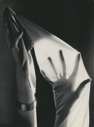 Hein Gorny.
Untitled (Rogo-stockings).
ca. 1935.
© Hein Gorny ─ Collection Regard