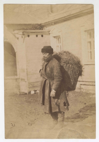 Alexey Mazurin (?)
Peasant with a basket of hay. The Russian Empire, 1900s
Photo paper, albumin printing.
Collection of Multimedia Art Museum, Moscow