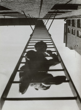 Alexander Rodchenko.
Fire Escape (with a man). From the series “House in Miasnitskaya St”. 1925.
Collection of the Moscow House of Photography Museum.
© A. Rodtschenko – V. Stepanova Archive.
© Moscow House of Photography Museum
