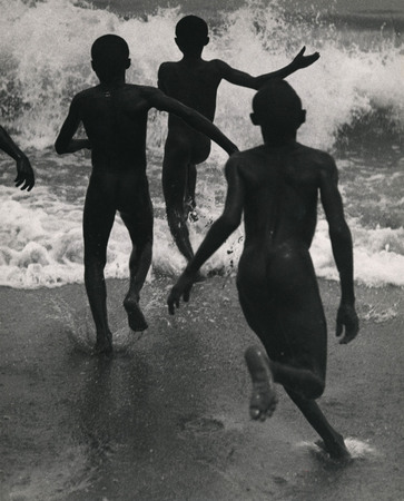 Martin Munkacsi.
Boys running into the surf at Lake Tanganyika.
1930.
In: Die Dame 21/1931 and Pesti Naplo 12.7.1931.
Vintage print.
Courtesy: ullstein bild
