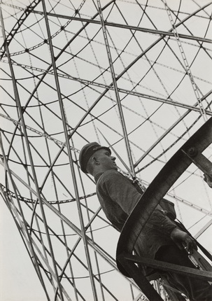 Alexander Rodchenko.
Guard near Shukhov Tower. 1929.
Collection of the Moscow House of Photography Museum.
© A. Rodtschenko – V. Stepanova Archive. 
© Moscow House of Photography Museum