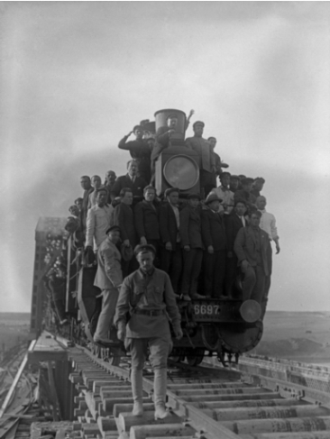 Arkady Shaikhet.
Turk-Sib. Train crosses the first joint. Workers singing ‘The Internationale’. April 28, 1930.
Gelatin silver print.
Collection of Moscow House of Photography Museum