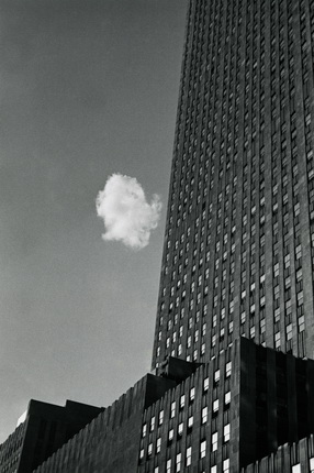 André Kertész.
Lost cloud, New York, 1937.
Modern silver gelatin print.
Ministère de la Culture et de la Communication / Médiathèque de l’architecture et du patrimoine / Dist. Rmn.
© André Kertész